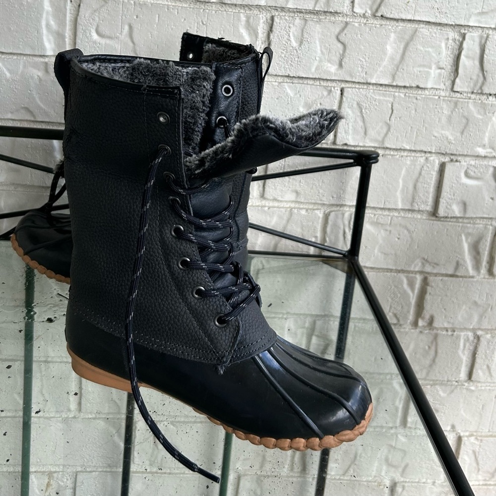 Boots Size 6 warm rain Preowned. Minor wear. Photo shows wear. Still GREATboots